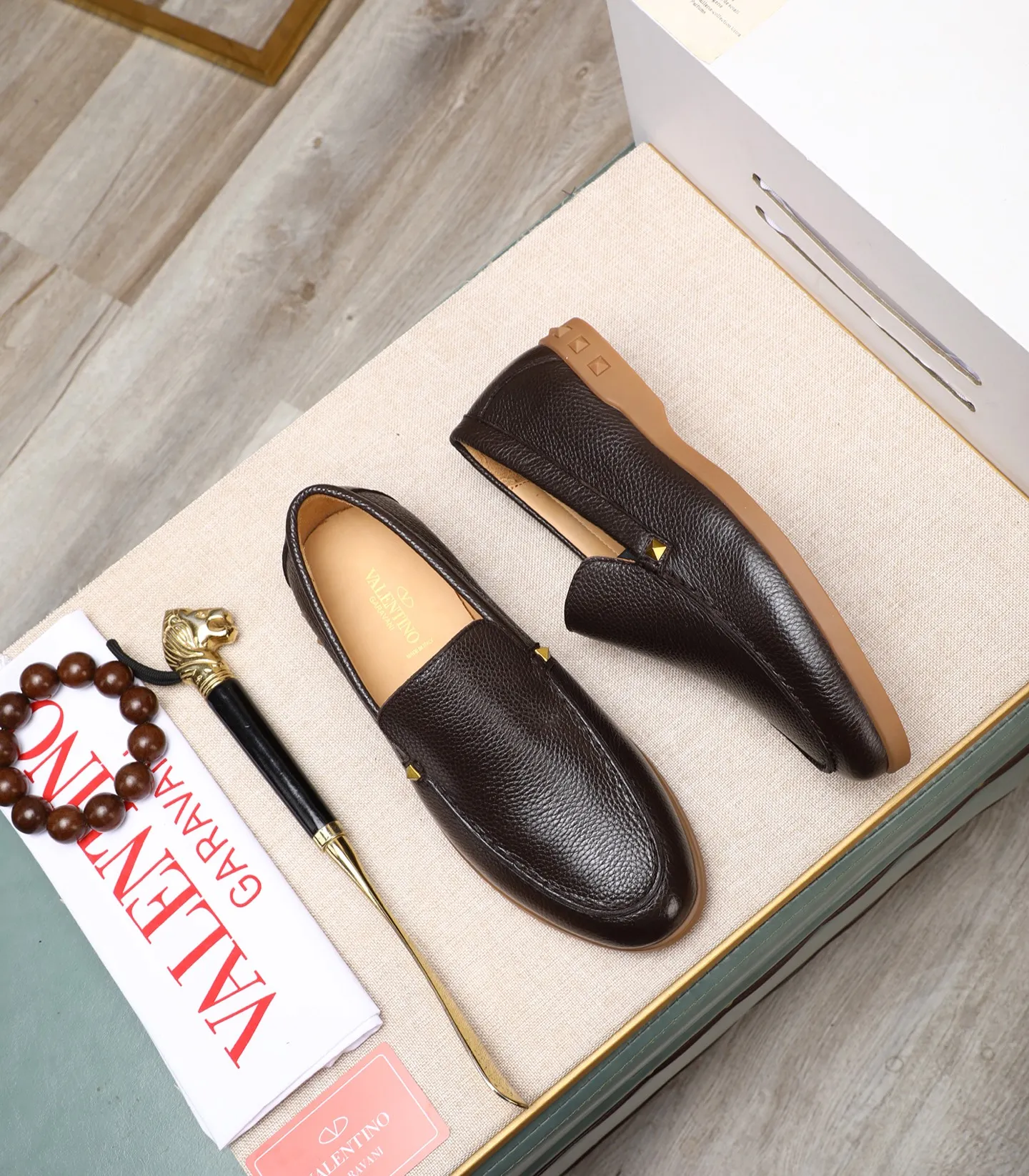 Men's shoes 💰520 [Valentino-Valentino] High-quality boutique men's shoes. The same style as the celebrities, original and authentic.✅ Made of imported cowhide + original apricot cowhide lining. The French luxury model is priced at 14,080 Swiss francs. It is also a Paris Fashion Week catwalk model. A brand can be deeply rooted in your heart, and a pair of shoes can make you linger. What you wear is not only noble, but also an aura. 👻Standard 38-45